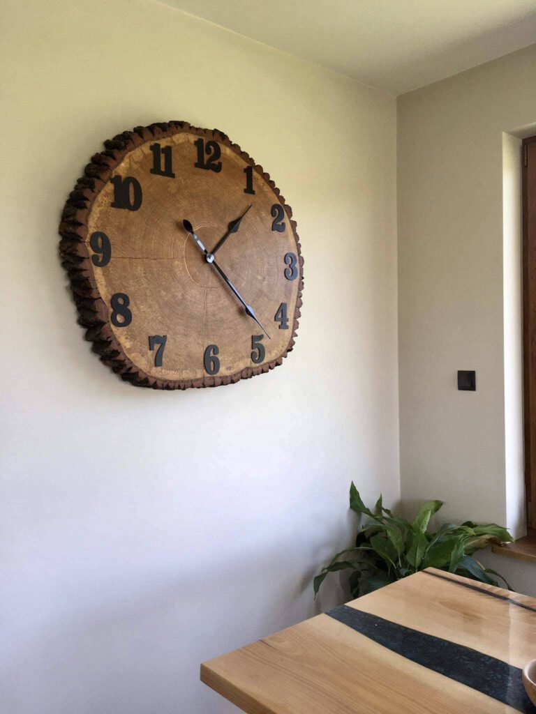 piękny zegar z plastra drewna 